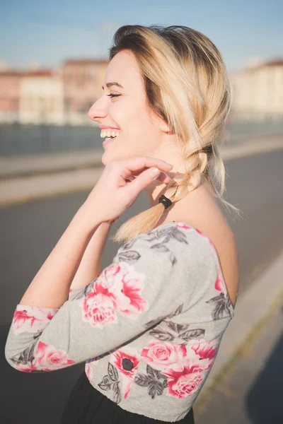 Jonge mooie vrouw buiten — Stockfoto