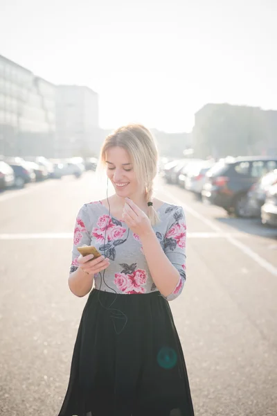 Blondýnka venkovní poslech hudby — Stock fotografie