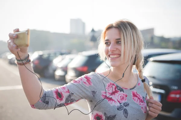 Mujer rubia escuchando música al aire libre —  Fotos de Stock