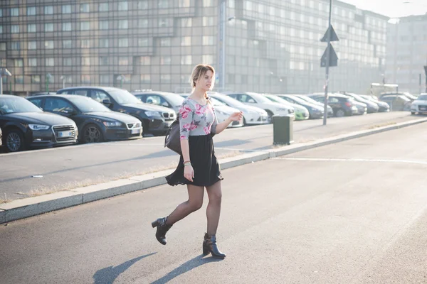 Mujer cruzando calle —  Fotos de Stock