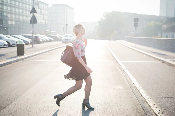 Vrouw kruising straat — Stockfoto