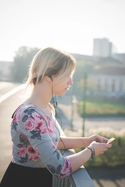 Femme écoute en plein air musique — Photo