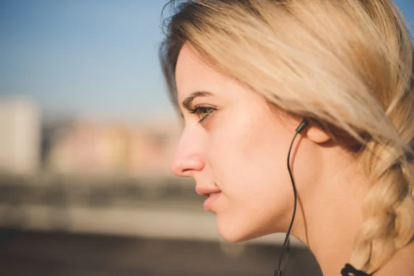 Blonde femme en plein air écoute musique — Photo