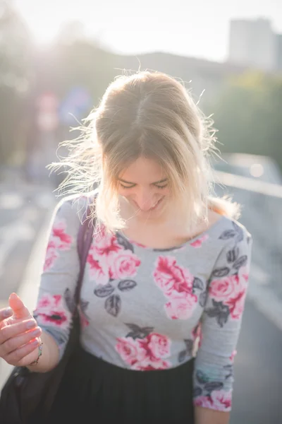 Schöne blonde Frau im Freien — Stockfoto