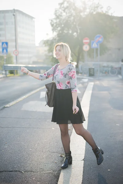 Vrouw probeert te stoppen met cabine — Stockfoto