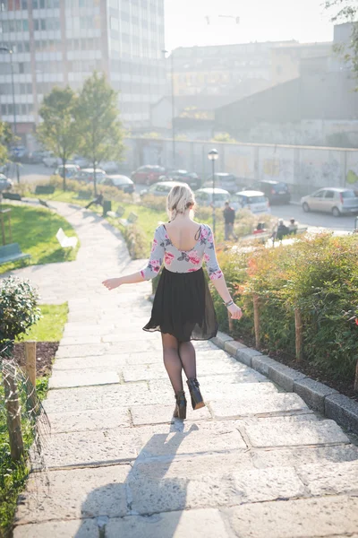 Woman go downstairs outdoor — Stock Photo, Image