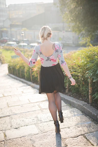 Young beautiful blonde woman outdoor — Stock Photo, Image