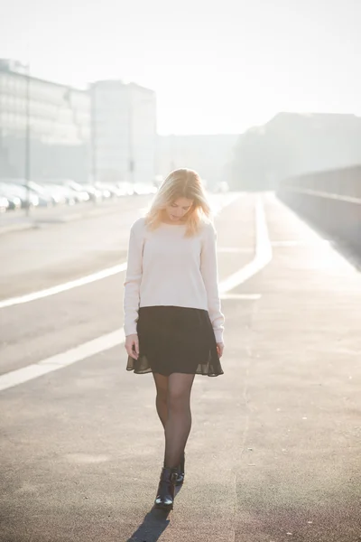 Schöne blonde Frau in der Stadt — Stockfoto