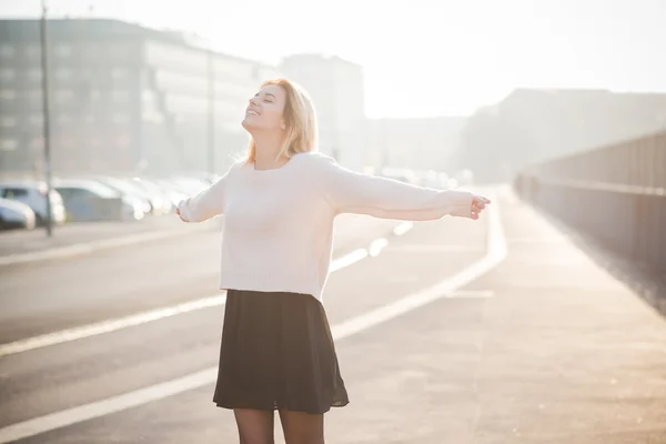 Piękna blond kobieta w mieście — Zdjęcie stockowe