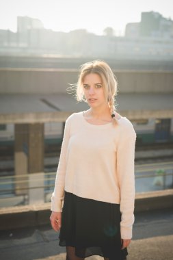 güzel sarışın kadın açık