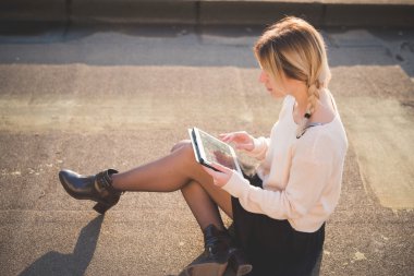sarışın kadın tablet kullanarak açık