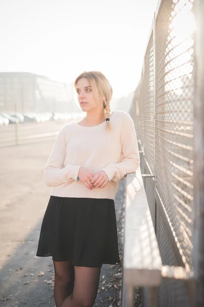 Giovane bella donna bionda all'aperto — Foto Stock