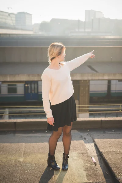 Jonge mooie blonde vrouw buiten — Stockfoto