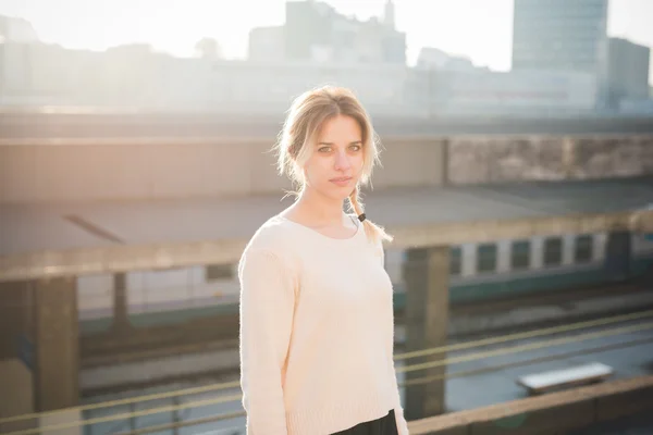 Jovem bela mulher loira ao ar livre — Fotografia de Stock