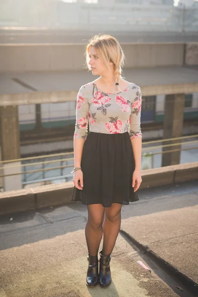 Young beautiful blonde woman outdoor — Stock Photo, Image