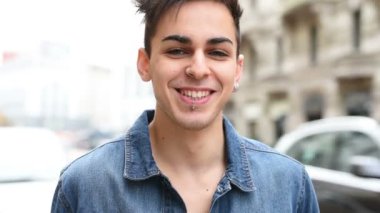 gülümseyen genç model adam