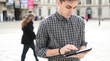 genç adam tablet kullanma