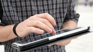 Tablet kullanan adam