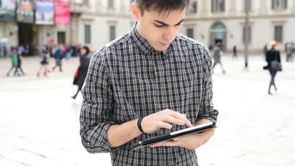 Hombre joven usando tableta — Vídeo de stock