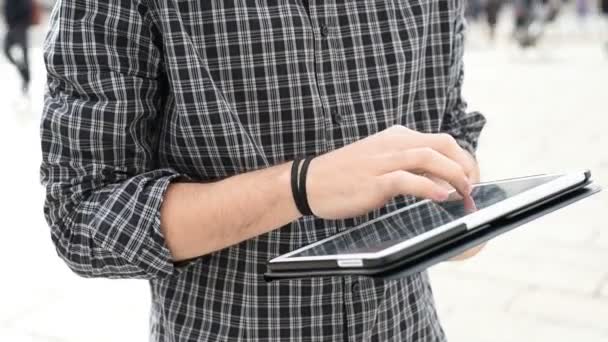 Hombre usando tableta — Vídeo de stock