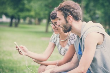 Erkek ve kadın smartphone kullanarak