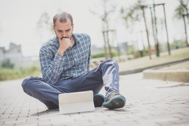 Modern insan tablet kullanma