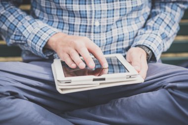 Tablet kullanan adam