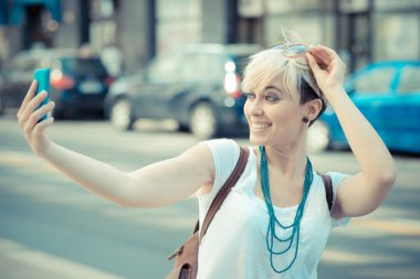 Sarışın kısa saçlı hippi kadın