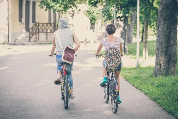 Un par de amigos montando en bicicleta —  Fotos de Stock