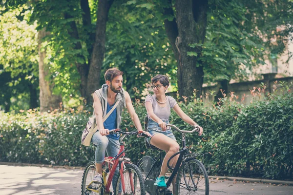 Молодой человек и женщина на велосипеде — стоковое фото