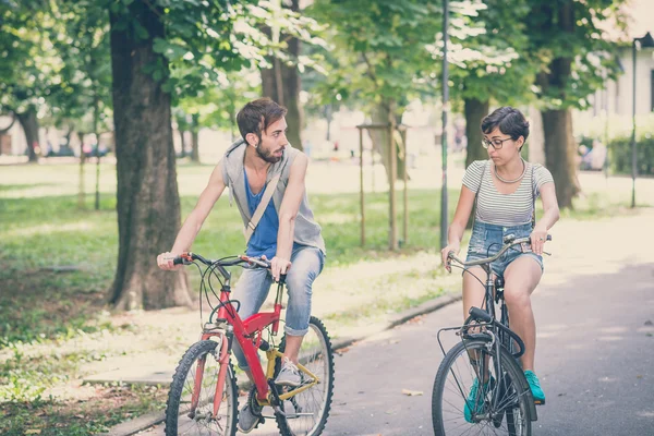 Молодой человек и женщина на велосипеде — стоковое фото