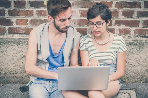 Uomo e donna utilizzando il computer portatile — Foto Stock