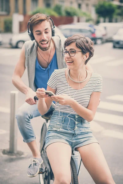 Jeune homme et femme à vélo — Photo