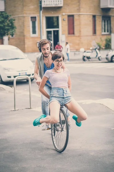 Jeune homme et femme à vélo — Photo