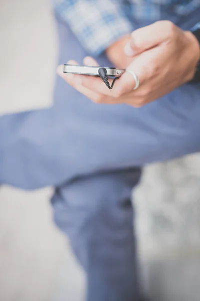 Man med hjälp av smartphone — Stockfoto