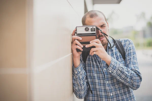 Homem moderno com câmera vintage — Fotografia de Stock