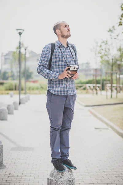 Homem moderno com câmera vintage — Fotografia de Stock