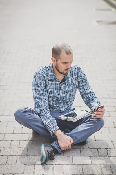 Moderna människan med hjälp av Tablet PC — Stockfoto