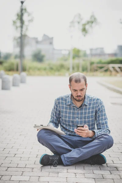 Homem moderno usando tablet — Fotografia de Stock