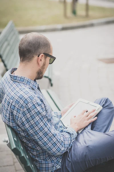 Moderna människan med hjälp av Tablet PC — Stockfoto