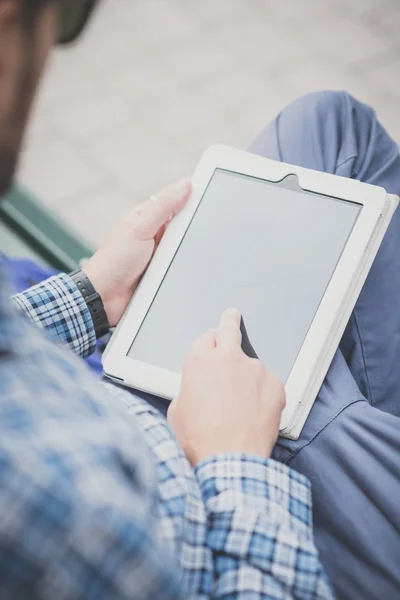 Uomo che utilizza tablet sulla panchina — Foto Stock