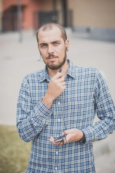 Moderna människan använder smartphone — Stockfoto