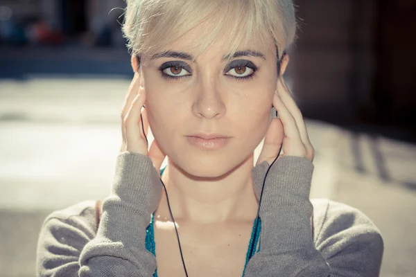 Blonde short hair hipster woman — Stock Photo, Image