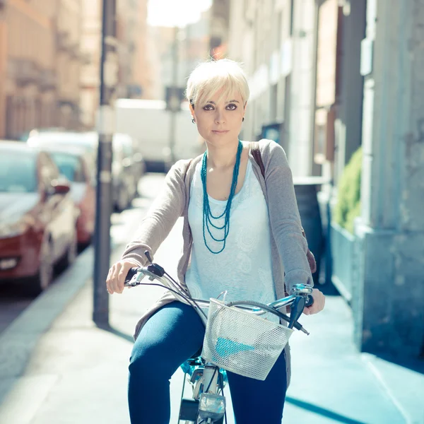 Blonde short hair hipster woman — Stock Photo, Image