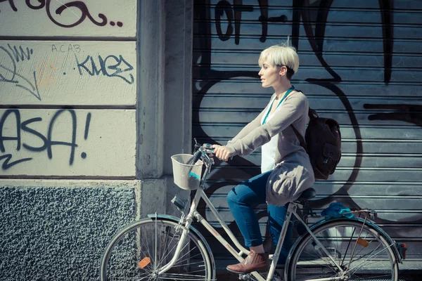 Loira cabelo curto hipster mulher — Fotografia de Stock