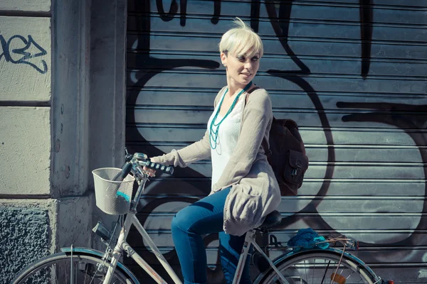 Blonde short hair hipster woman — Stock Photo, Image