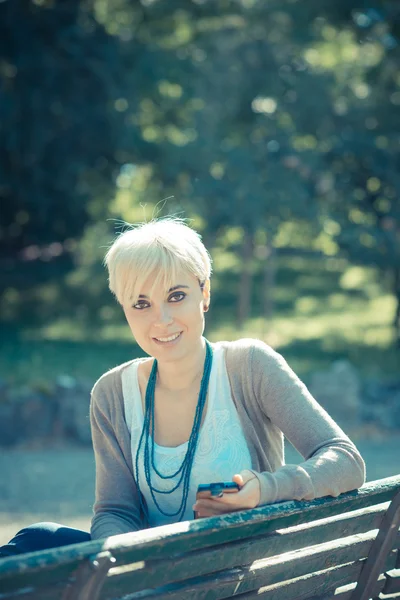 Rubia pelo corto mujer hipster —  Fotos de Stock