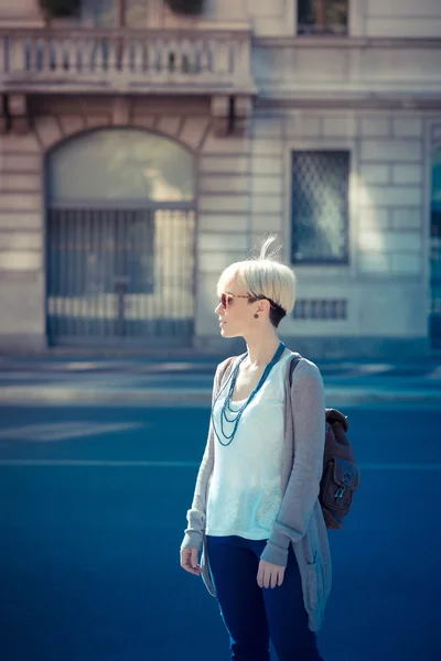 Blonde cheveux courts femme hipster — Photo