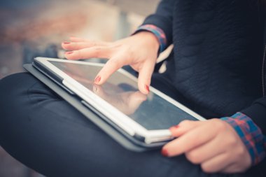 Tablet kullanan kadın