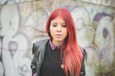 Graffiti duvar karşı genç kadın